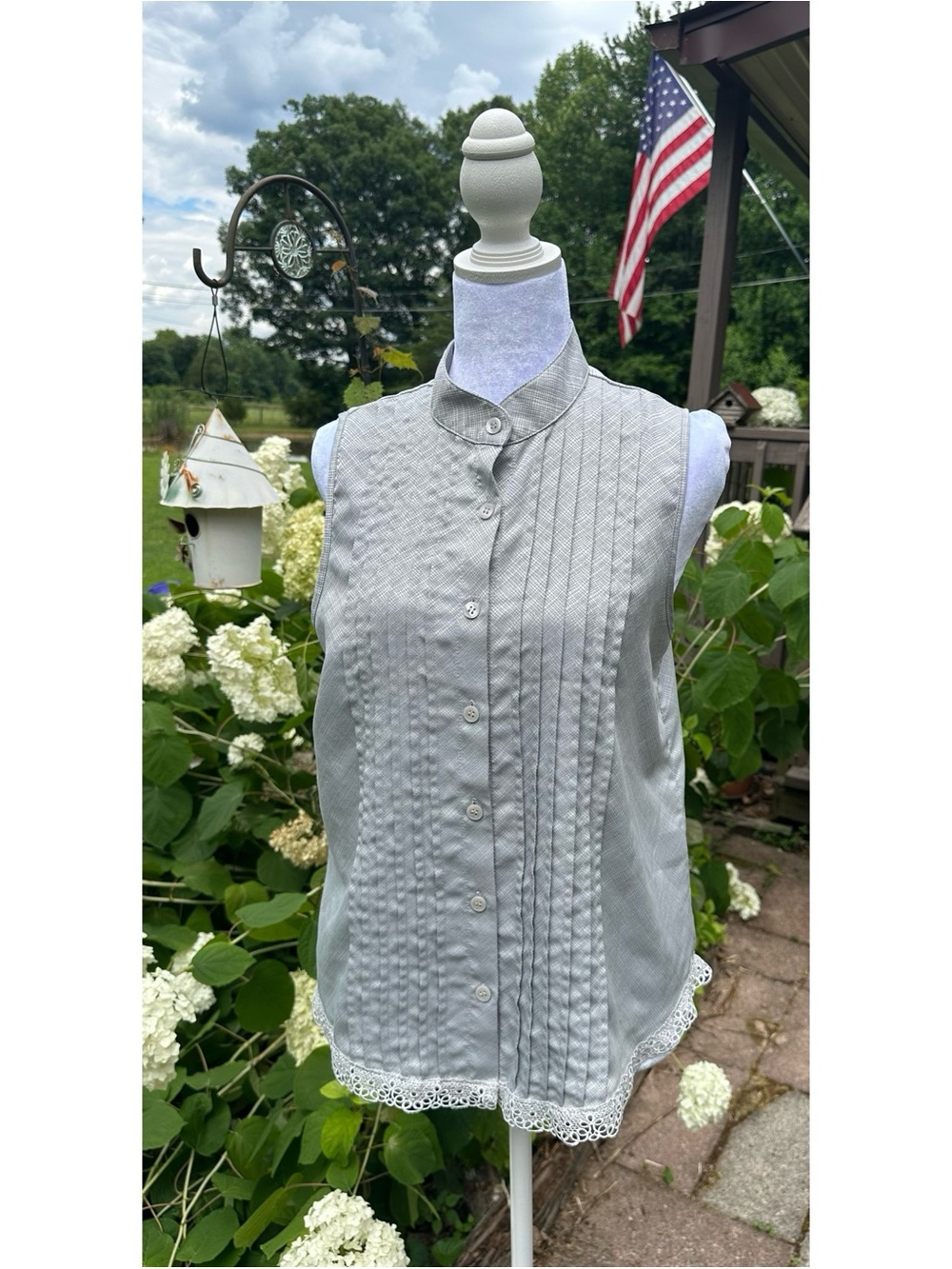 Cabernet Light Gray Grid-Print Sleeveless Top with Lacy Accent Size Small